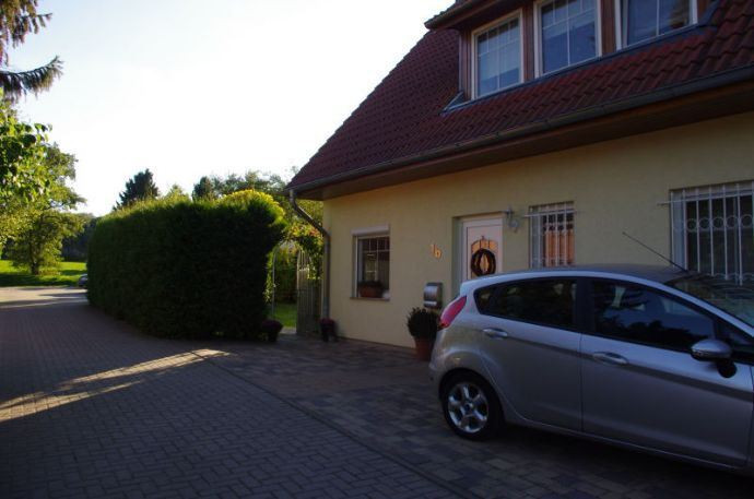 Vorderansicht mit Stellplatz