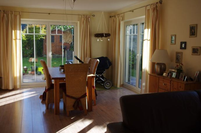 Wohnzimmer mit Blick in den Garten